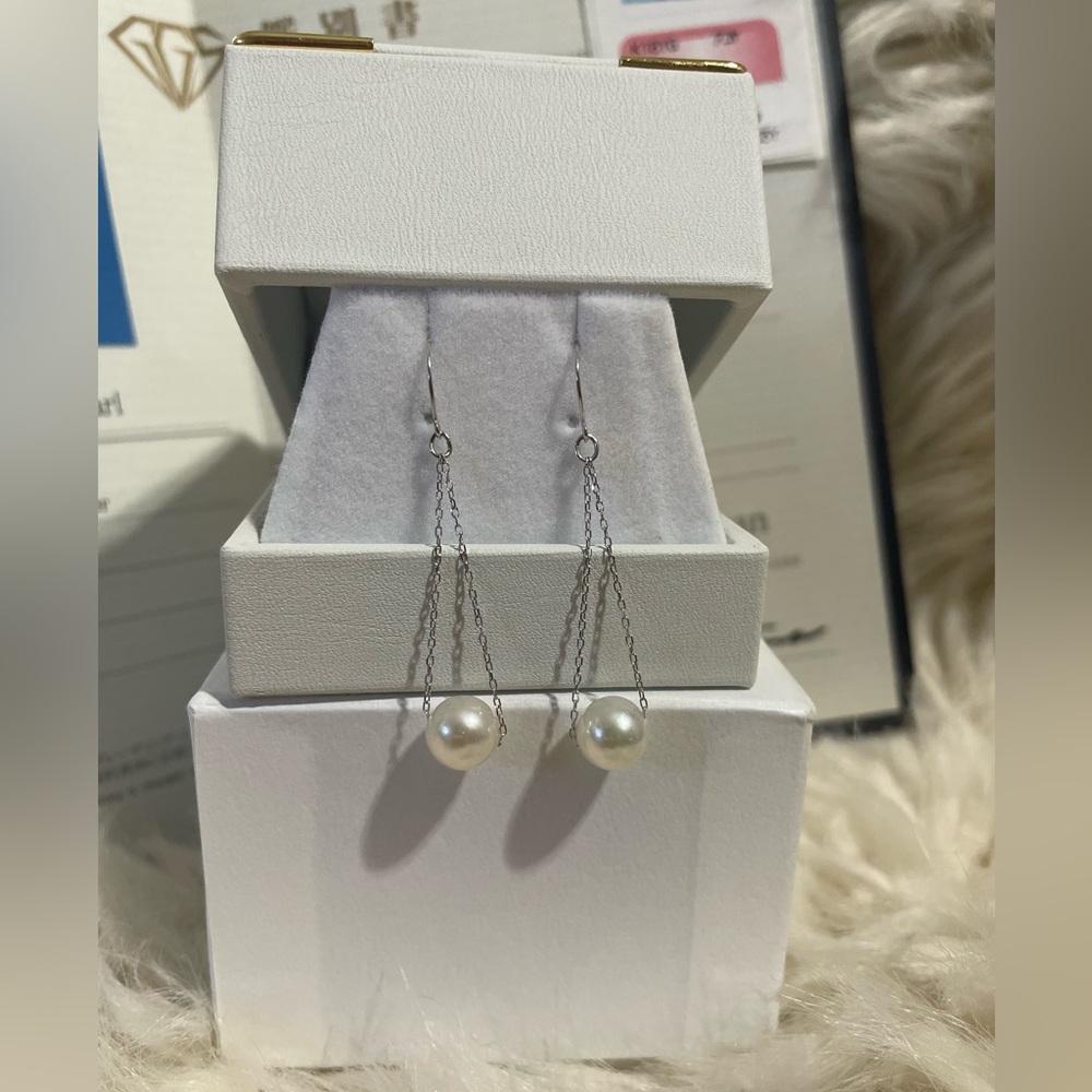 Akoya Cultured pearl opaque white pearly luster, round shape 7.0mmup